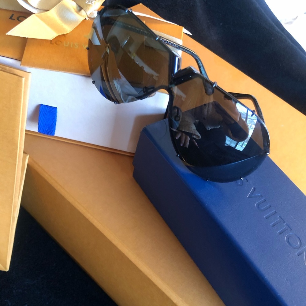 Louie Vuitton Back Metal LV Drive